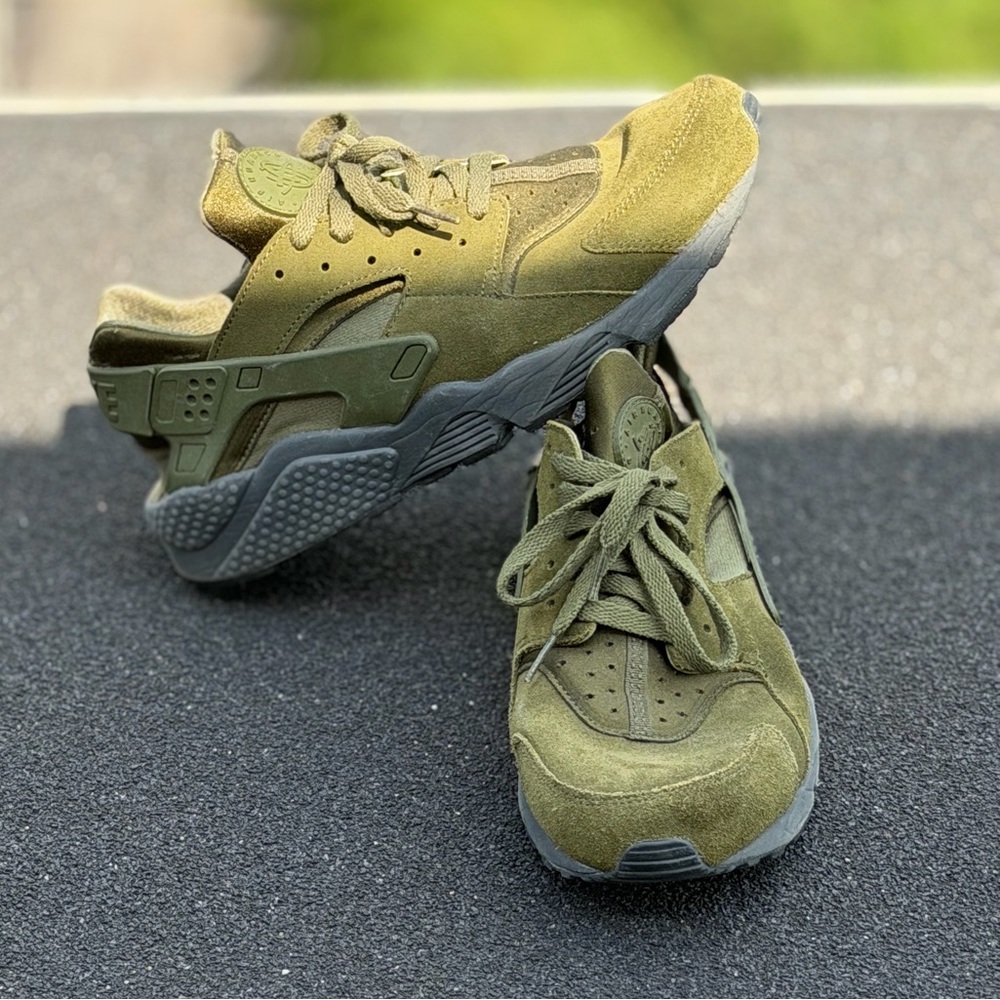 Nike Air Huarache Olive Suede Men’s Size 12 Excellent Condition